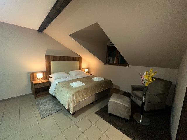 Jp Motel Mali Pariz Bor Ngoại thất bức ảnh