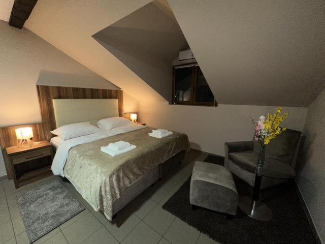 Jp Motel Mali Pariz Bor Ngoại thất bức ảnh