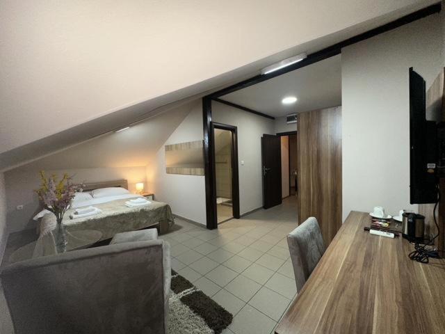 Jp Motel Mali Pariz Bor Ngoại thất bức ảnh