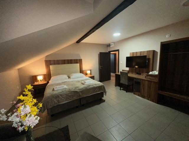 Jp Motel Mali Pariz Bor Ngoại thất bức ảnh