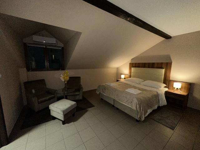 Jp Motel Mali Pariz Bor Ngoại thất bức ảnh
